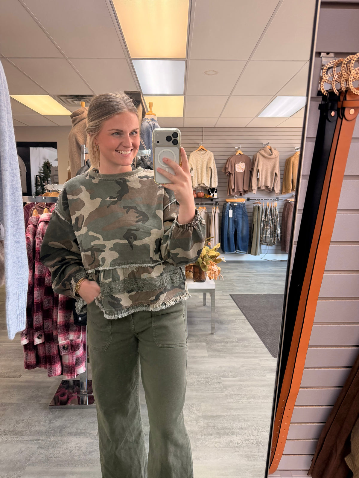 CAMO PRINTED TIERED RUFFLED HEM WITH LACE SLEEVES TOP: CAMOUFLAGE